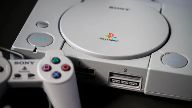 PS1 portátil existiu: relembre modelo que permitia jogar em qualquer lugar