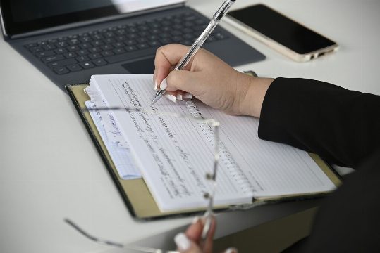 Anthropic Ofrece Puesto de Asistente a Directivos con Salario de Director: ¿Qué Significa para el Futuro del Trabajo?