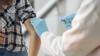 Vacina criada com ajuda de IA passa pelo primeiro teste em humanos
