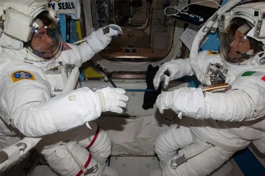 O dia em que um astronauta quase se afogou dentro do próprio capacete no espaço
