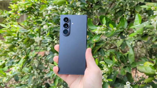 Galaxy Z Fold 8 aparece em imagens e indica possível mudança no design de câmera