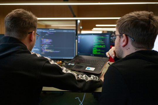 Cómo la IA está transformando el empleo junior y sus recomendaciones principales