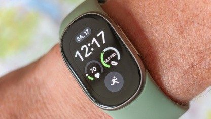 Google Fitbit Edge im Test: Mehr Sportuhr braucht es oft nicht