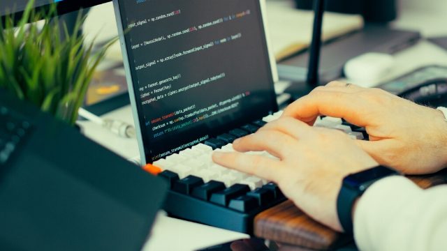 Cómo los Agentes de IA Mejoran Sin Cometer Errores