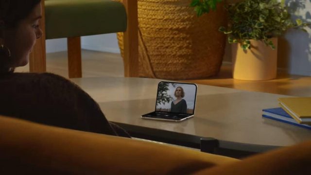Apple lança primeiro celular dobrável com grande procura e limitado em estoque