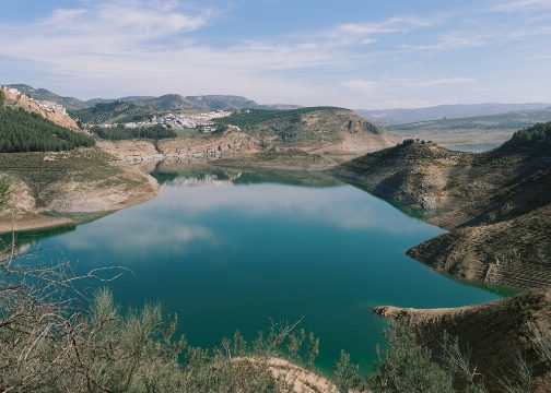A principios de los 2000, alguien echó un siluro al mayor pantano de Andalucía. Acto seguido, la pesca se desplomó un 76% y sigue sin recuperarse