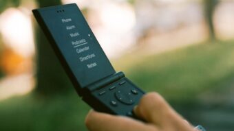 Light Flip é um celular dobrável que leva o minimalismo a sério