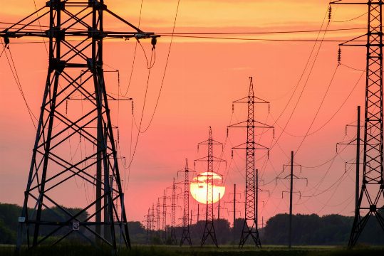 Red Eléctrica está pidiendo a sus centrales eléctricas que no se apaguen ni para hacer mantenimiento. Es una señal de lo tensionado que está el sistema