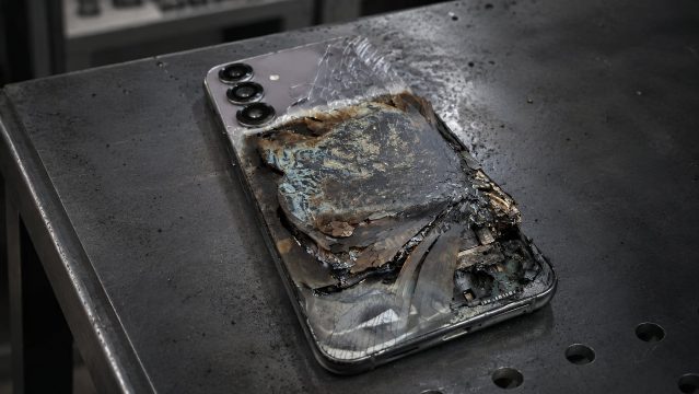 Galaxy S25 Plus explode durante a madrugada e fica completamente destruído