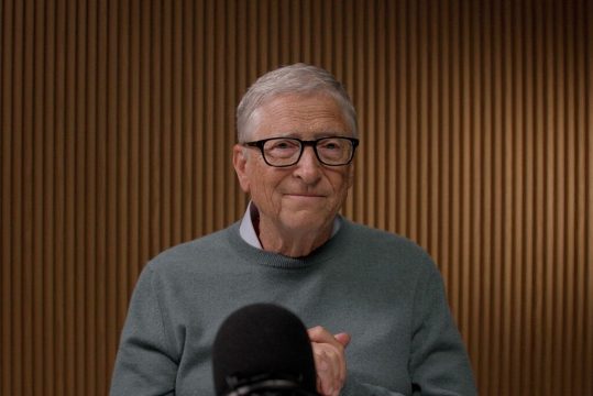 Bill Gates (70 años), fundador de Microsoft, advierte sobre la IA: "Nunca ha existido un arma tan poderosa" y exige límites obligatorios por seguridad
