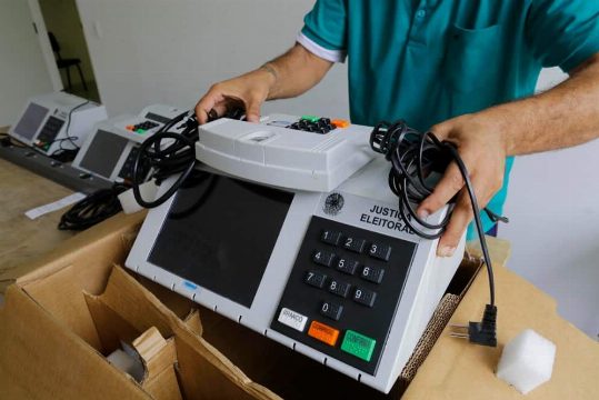 Como a Urna Eletrônica Brasileira Protege os Votos contra Fraudes