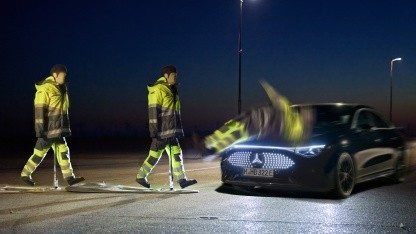 Notbremsassistenten: Reflektorkleidung macht Fußgänger nachts schlecht sichtbar