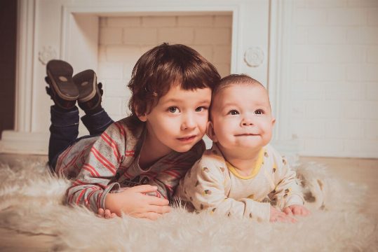 Cómo los Niños Aprenden Idiomas: Una Guía para Padres y Educadores