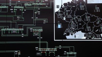 Stromnetzschwankung: Periodische Leistungsspitze im Netz hat dezentrale Ursache