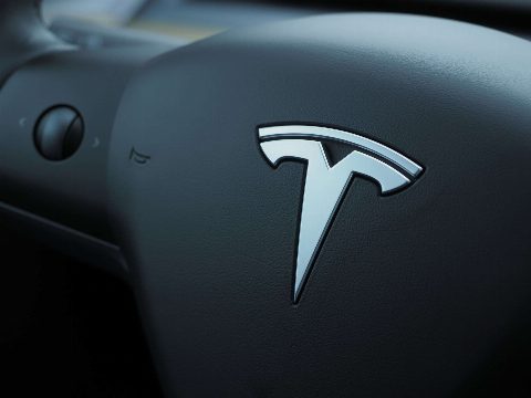 Tesla registra queda no lucro, investindo em IA e robôs