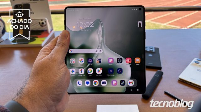 Motorola Razr Fold (1 TB) é caro, mas tem cupom generoso nesta oferta