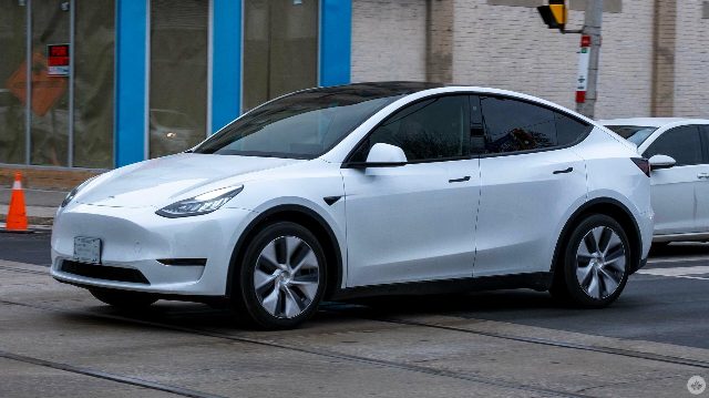 Canada's Electric Vehicle Market: Growth and Challenges