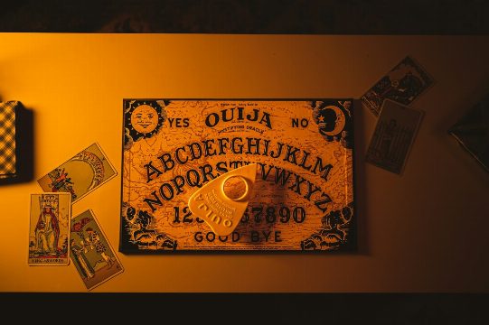 En los 70, unos científicos se inventaron un fantasma, lo que no esperaban es que este se comunicase con ellos