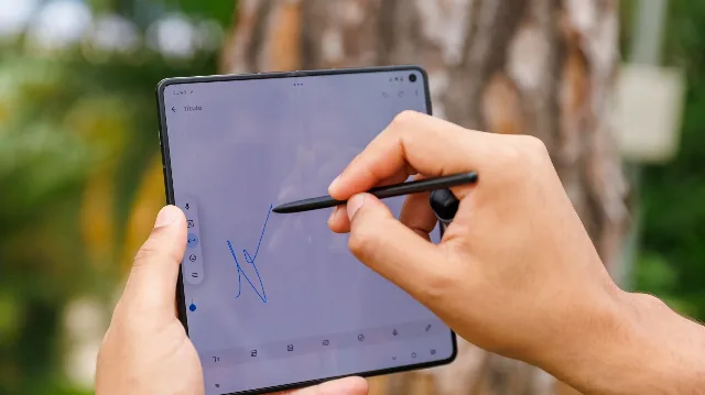 Motorola Razr Fold é bom? Testamos o rival do Galaxy Z Fold 8