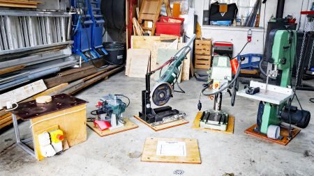 heise+ | Platzmanagement für Maschinen: Adapterplatten-System selbst bauen
