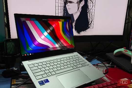 Linux has both GNOME and KDE because of a licensing war