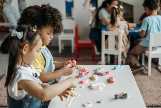 ¿Los niños que van a la guardería se inmunizan mejor? Una revisión científica