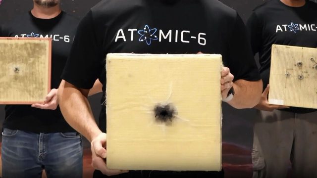 Atomic-6 ha mandado su armadura para satélites al espacio y reza para que reciba un impacto
